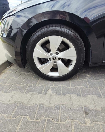Skoda Superb cena 61900 przebieg: 299000, rok produkcji 2018 z Warszawa małe 301